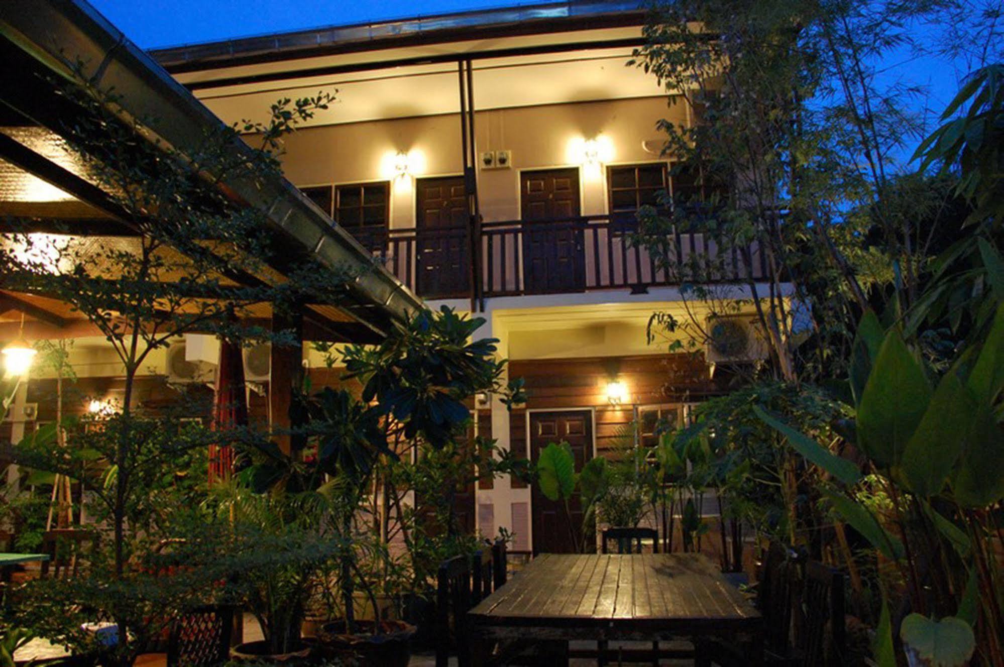 The Outside Inn Ubon Ratchathani Exterior foto