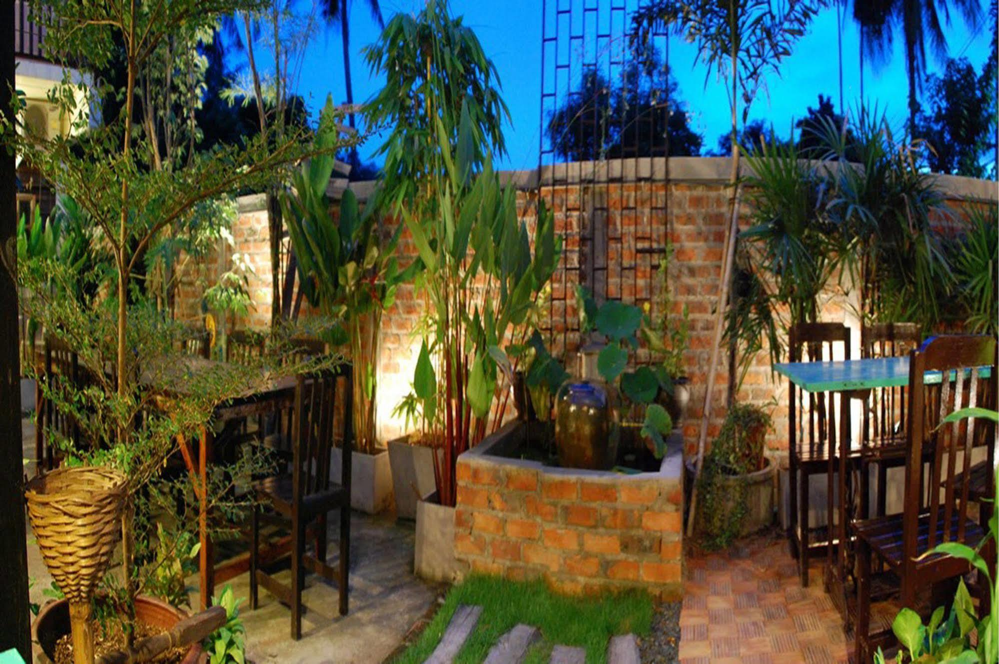 The Outside Inn Ubon Ratchathani Exterior foto